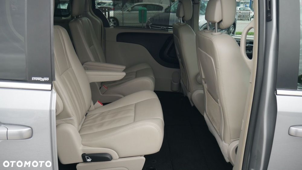 Chrysler Town & Country - 14