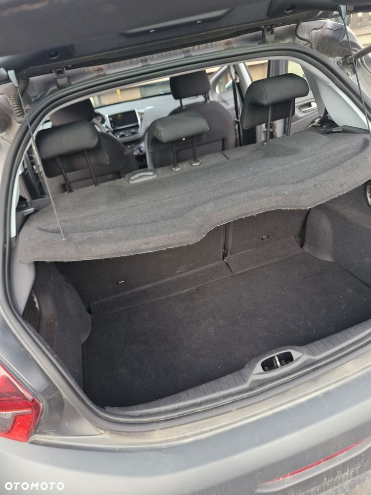 Peugeot 208 - 8