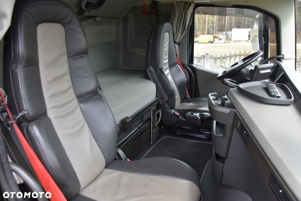 Volvo FH5 540 EURO6 / GLOBETROTTER XL / FULL-LED / KLIMA POSTOJOWA / NAWIGACJA / KAMERY / ALU FELGI / SKÓRY / CAŁY NA PODUSZKACH / TV / FULL OPCJA / STAN IDEALNY ! ! ! - 39