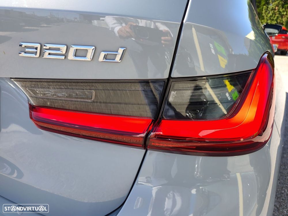 BMW 320 d Touring Pack Desportivo M Auto - 39