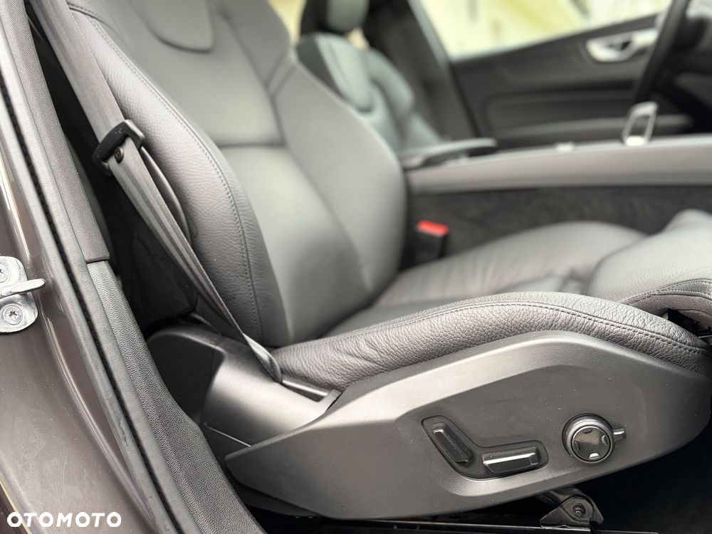 Volvo XC 60 B4 D AWD Plus Dark - 27