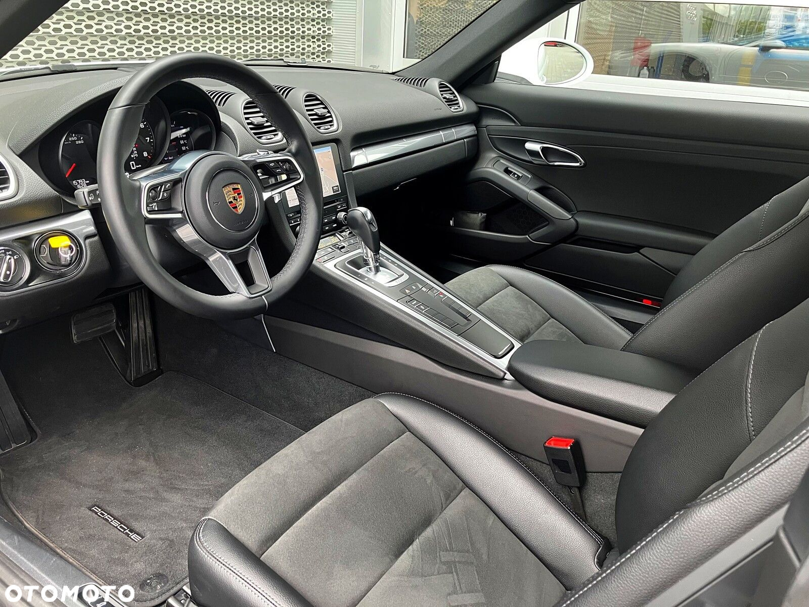 Porsche 718 Cayman - 17
