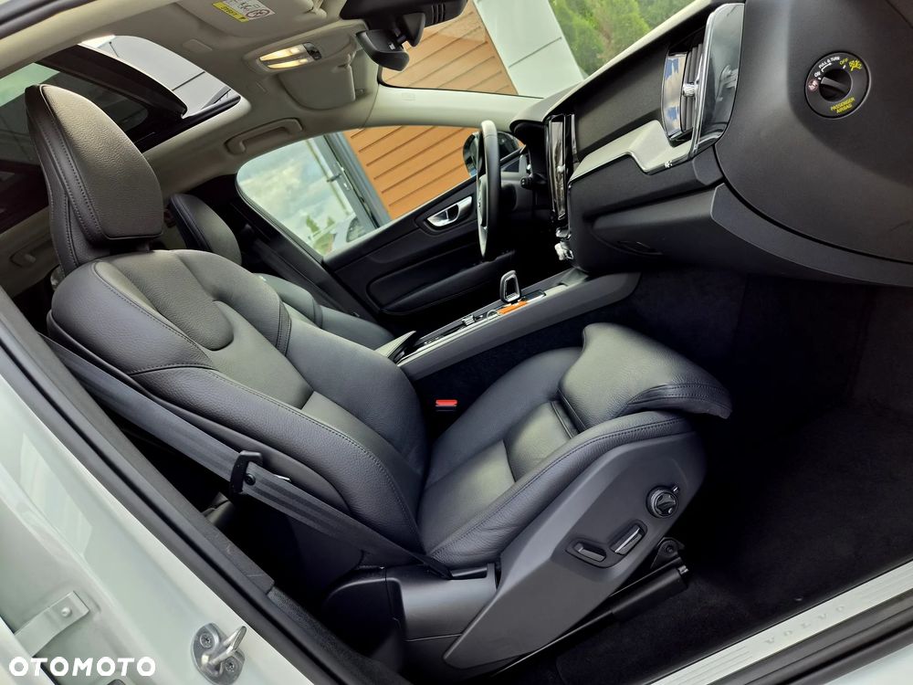 Volvo XC 60 B4 D Plus Dark - 11