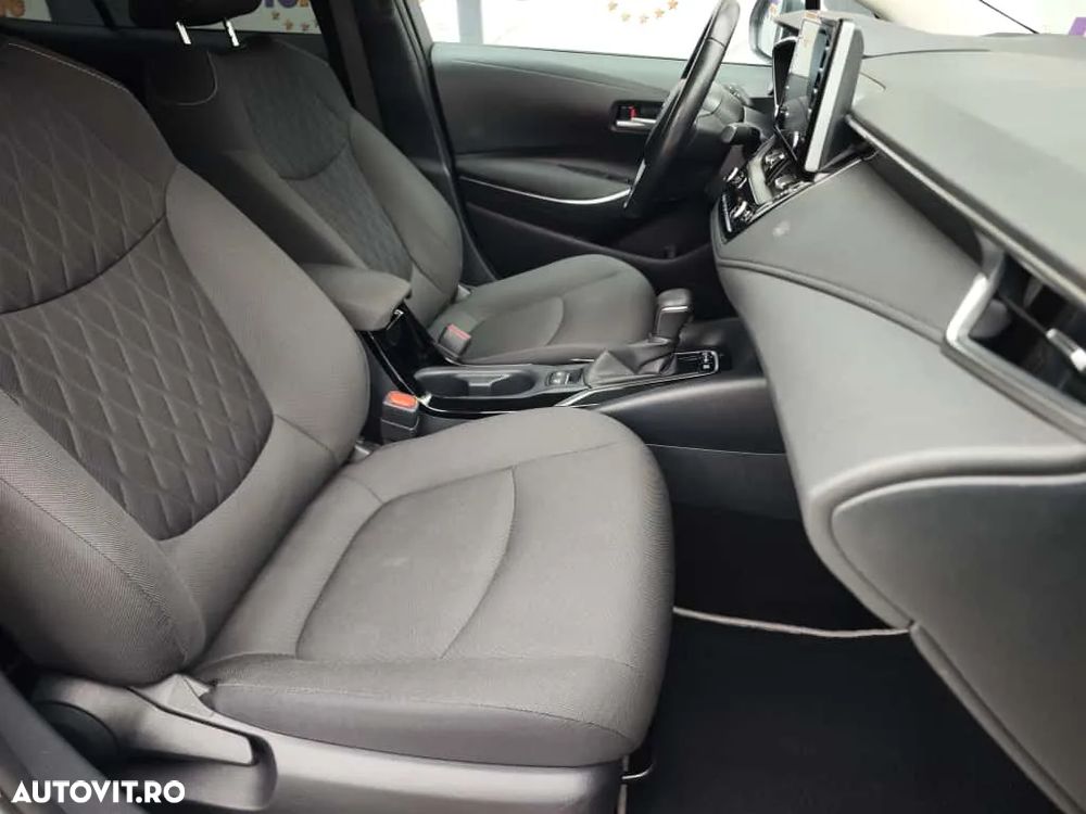 Toyota Corolla Sedan 1.8 HSD Business - 17