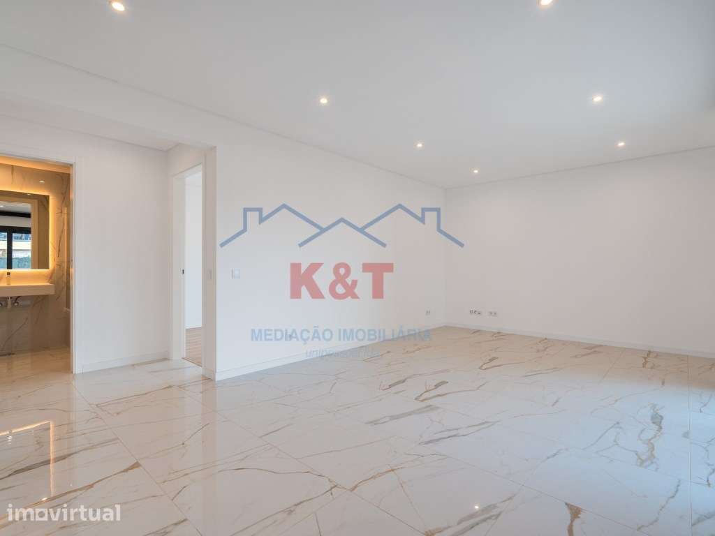 Apartamento T3 com varandas espaçosas e piscina e garagem - Grande imagem: 4/29
