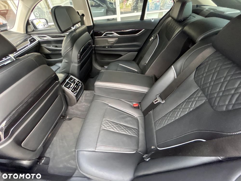 BMW Seria 7 750i xDrive sport - 25