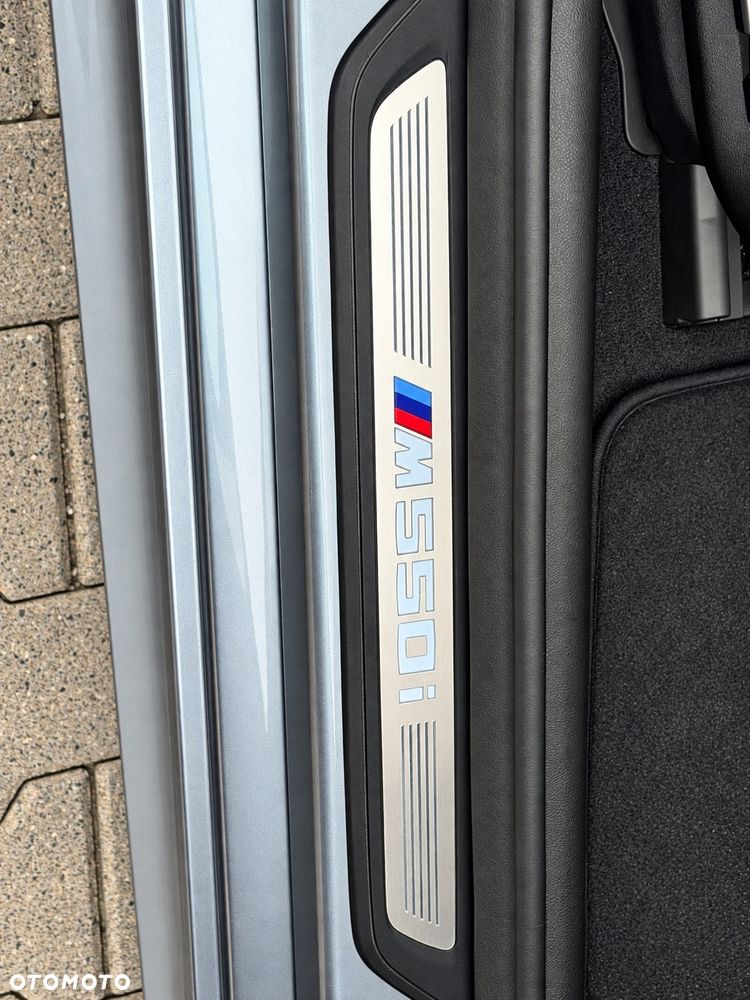BMW Seria 5 M550i xDrive - 27
