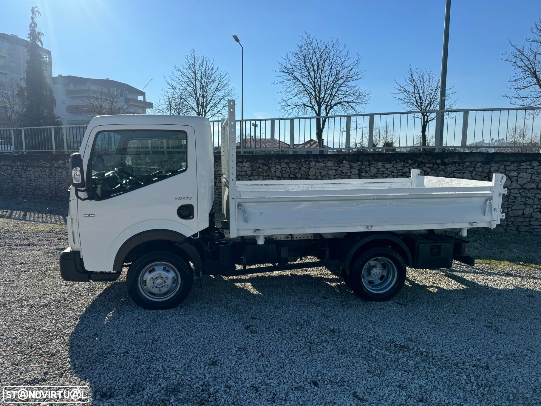 Renault Maxity 2.5dCI 140CV 3LUG Tri-Basculante 105.000 Kms - 10