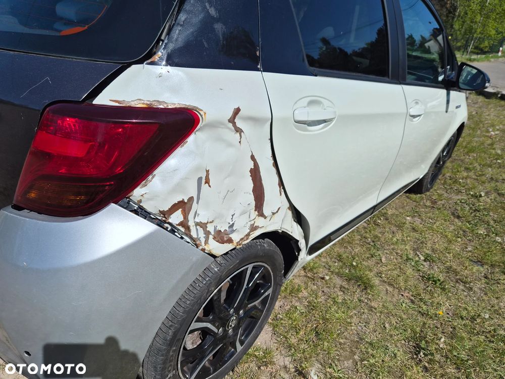 Toyota Yaris Hybrid 100 Selection - 17