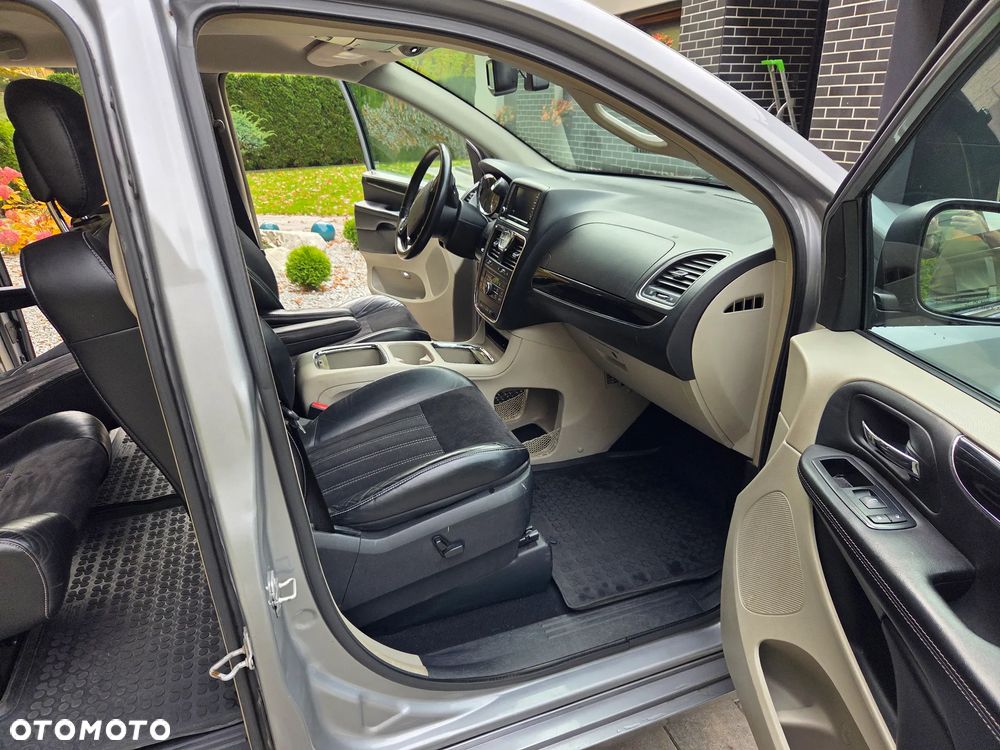 Chrysler Town & Country - 18