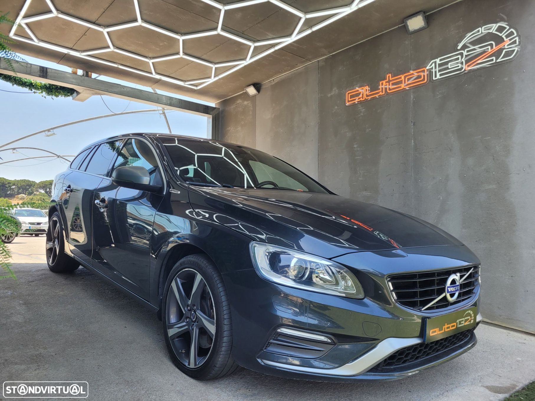 Volvo V60 2.4 D6 R-Design AWD Phev - 1