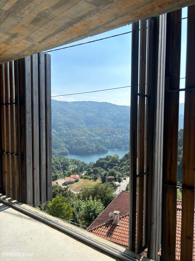 Moradia Nova no Gerês com Vista Panorâmica de Rio e Montanha - Grande imagem: 2/43