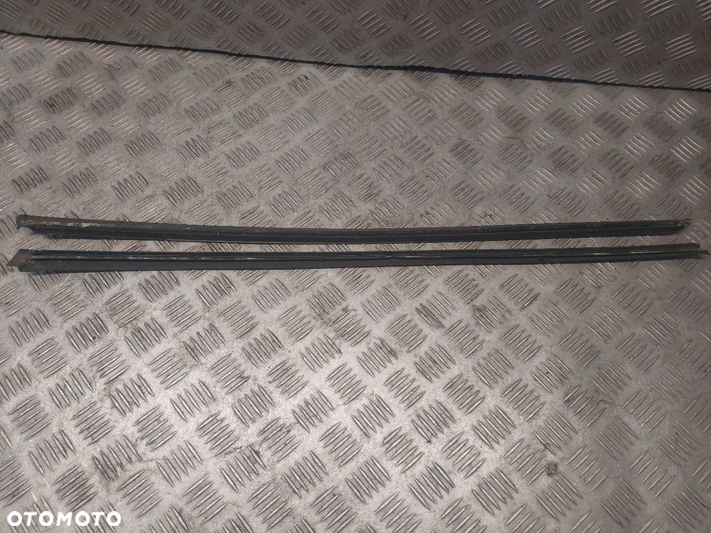 LISTWA ZBIERAJĄCA SZYBY PRAWA + LEWA AUDI A3 8P - 1