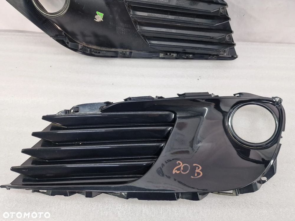 TOYOTA AURIS II LIFT 15- PRAWA KRATKA BOCZNA ZDERZAKA PRZEDNIEGO PRZÓD NA HALOGEN , NR 81481-02580 / 52030-02210 , NR AUKCJI A/20 - 11