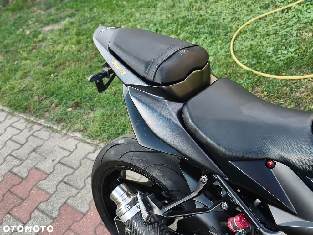 Suzuki GSR - 6