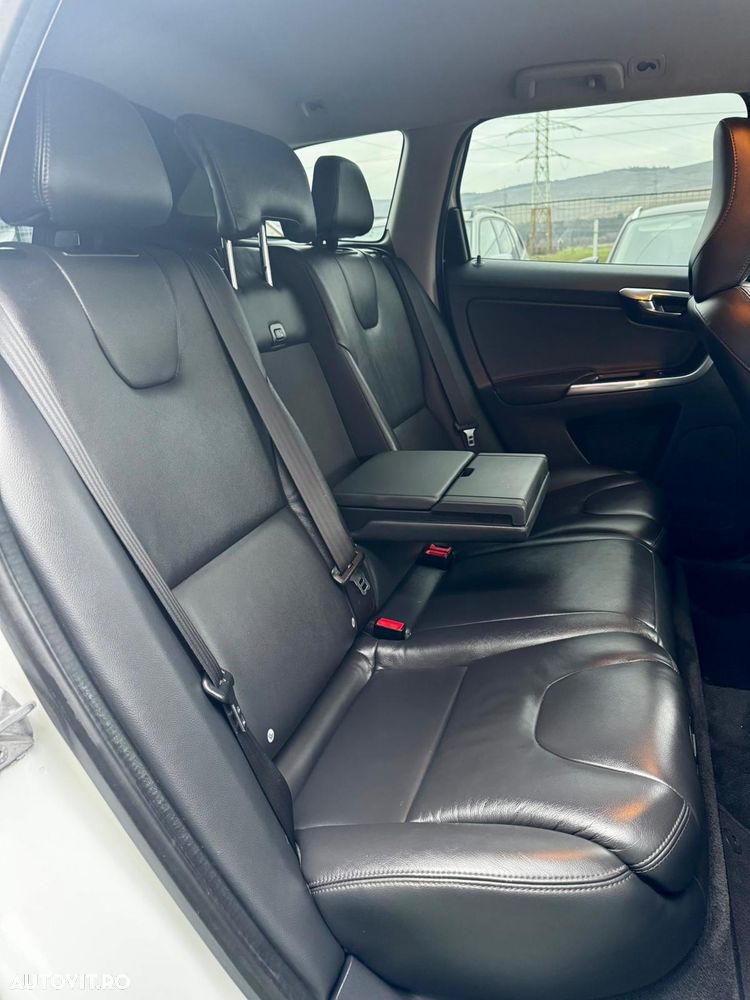 Volvo XC 60 D4 AWD Geartronic Summum - 9