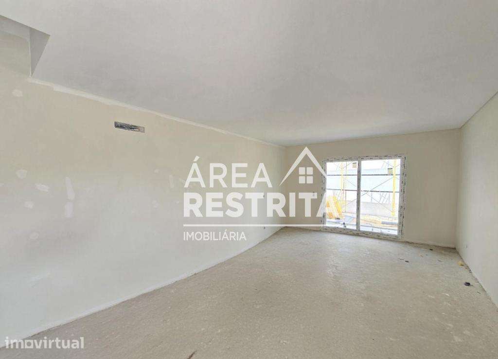 MORADIA GEMINADA T3 COM QUARTO RC QUINTA DAS LARANJEIRAS, FERNÃO FERRO - Grande imagem: 5/31