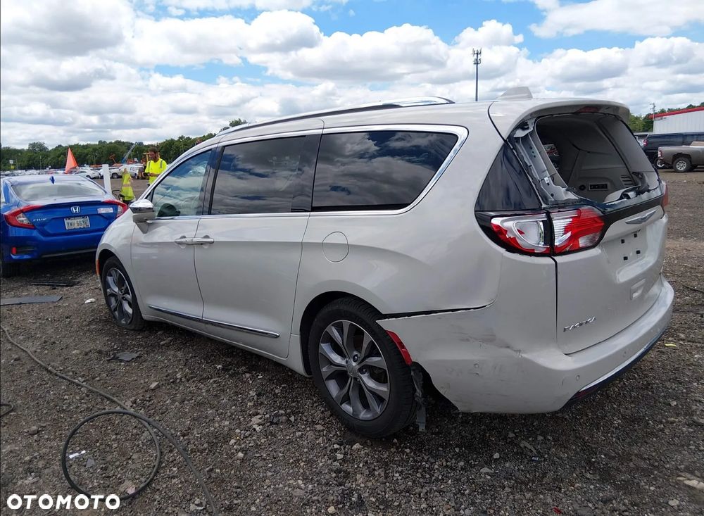 Chrysler Pacifica - 6