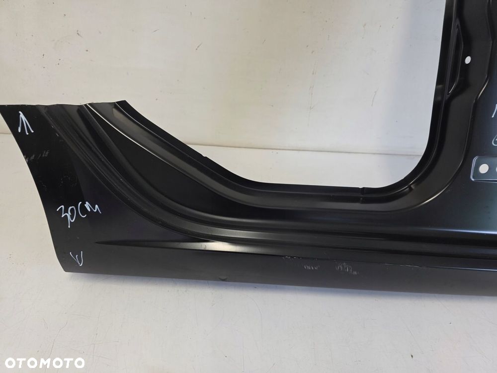 Próg prawy tył poszycie SEAT Ibiza V 5 6F0 - 2