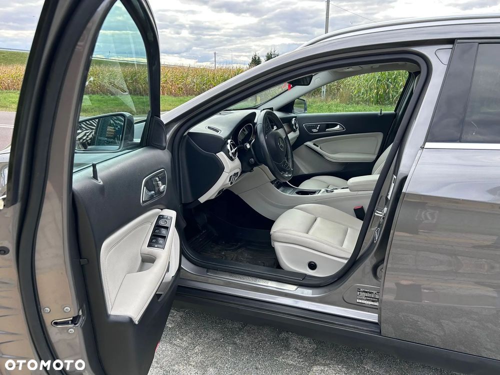 Mercedes-Benz GLA 250 4Matic 7G-DCT UrbanStyle Edition - 13