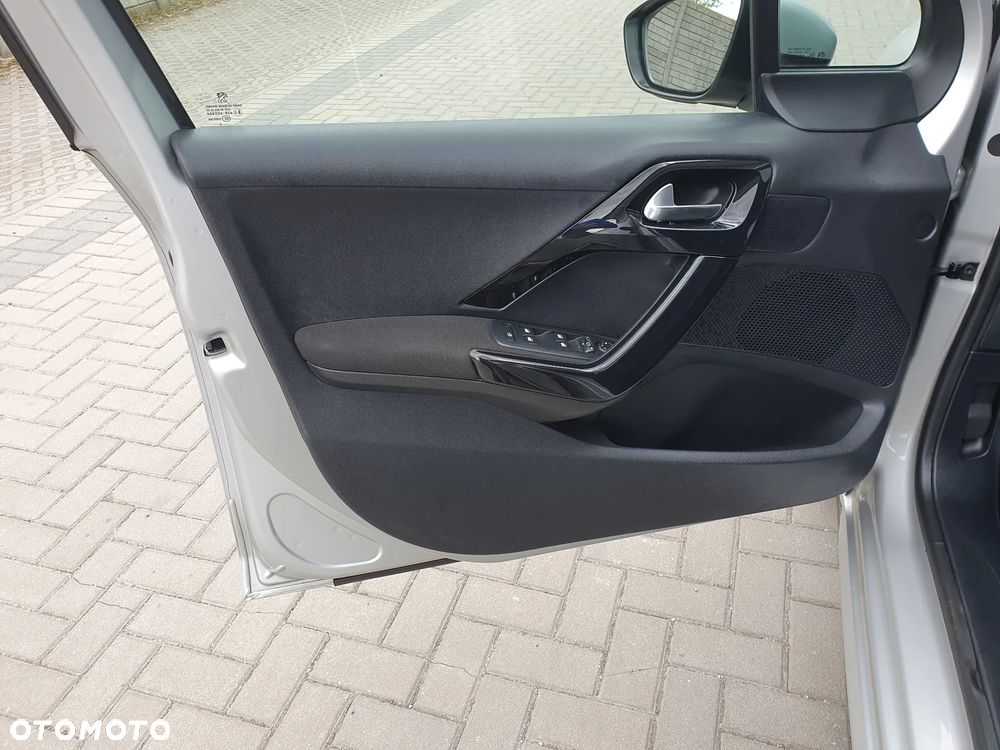 Peugeot 208 - 25