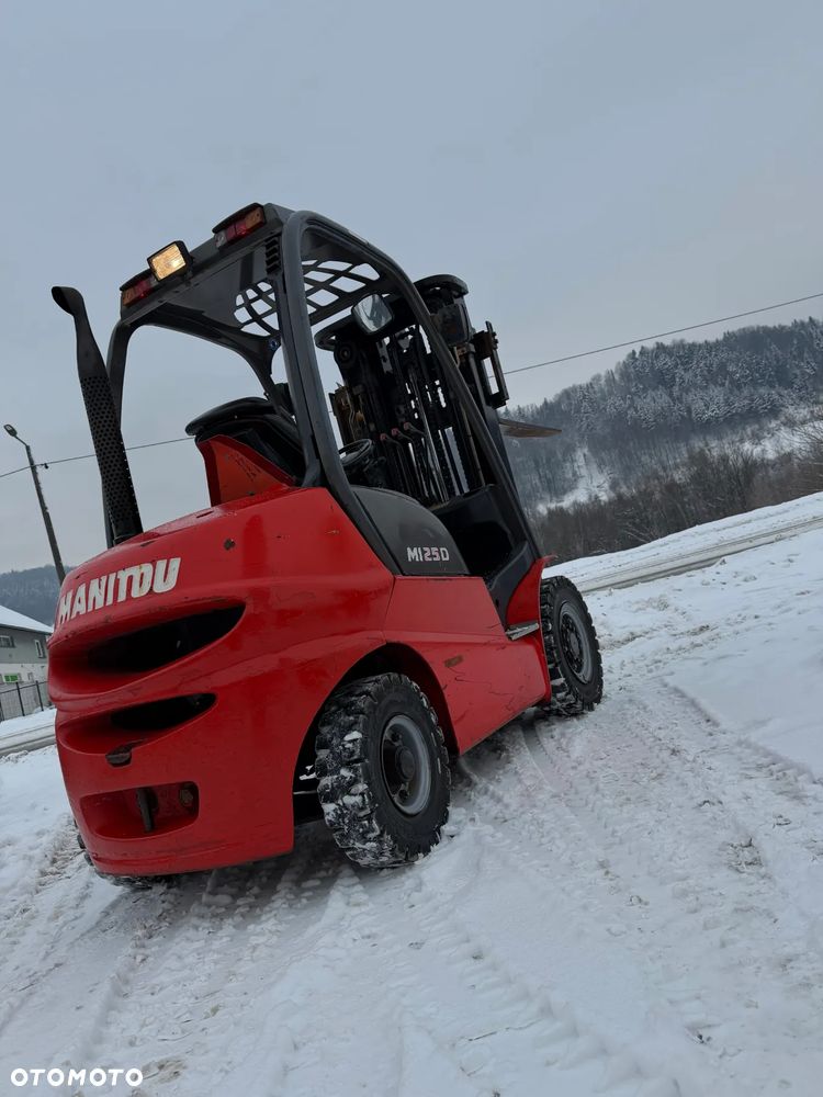 Manitou MI25D Wózek Widłowy 2,5 tony. Posuw Hydrauliczny. Maszt triplex. Wolny skok! Wysokość Podnoszenia 5 metrów. Jak nowy z Salonu. Pochodzi z Norweskiego Gospodarstwa! Aktualne przeglądy DEKRA i serwisy! Opony jak Nowe. Silnik Yanmar. Małe gabarety bardzo zwrotna maszyna! Zero luzów wycieków i zniszczeń. OKAZJA. Pełny ORYGINAŁ! Rok Prod. 2014. Niski przebieg 3300mtg - 5