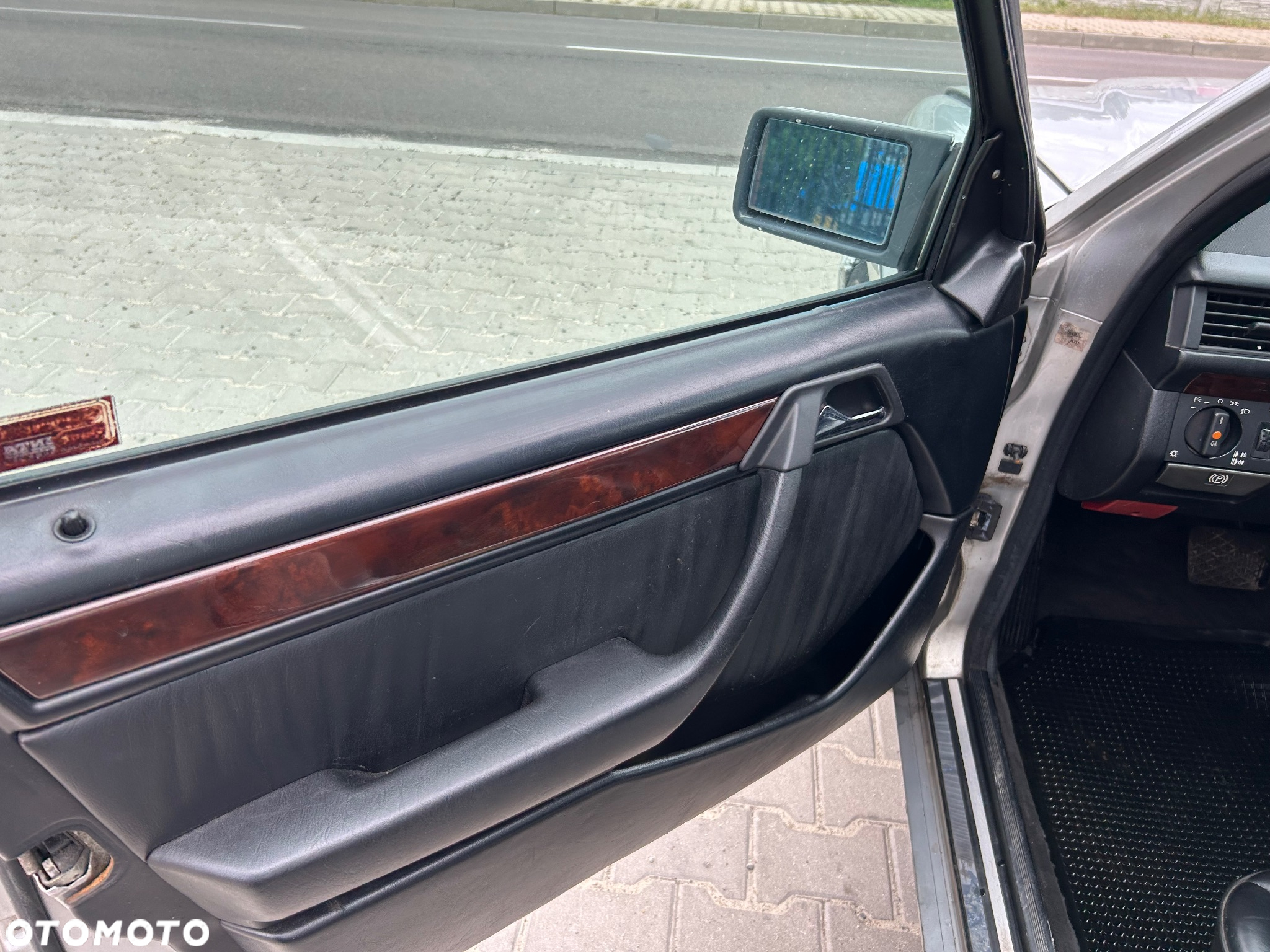 Mercedes-Benz Klasa E 300 D Turbo - 25