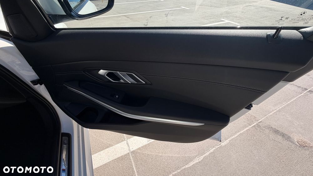 BMW Seria 3 320d xDrive M Sport Shadow - 23