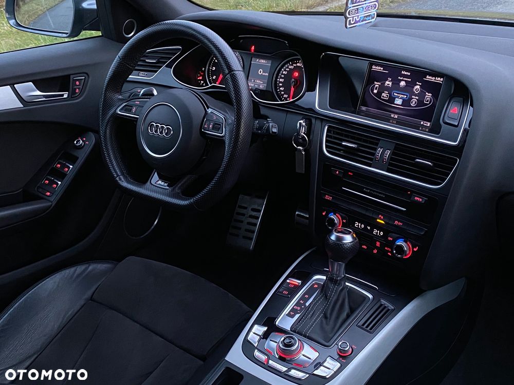 Audi RS4 Avant Standard - 27