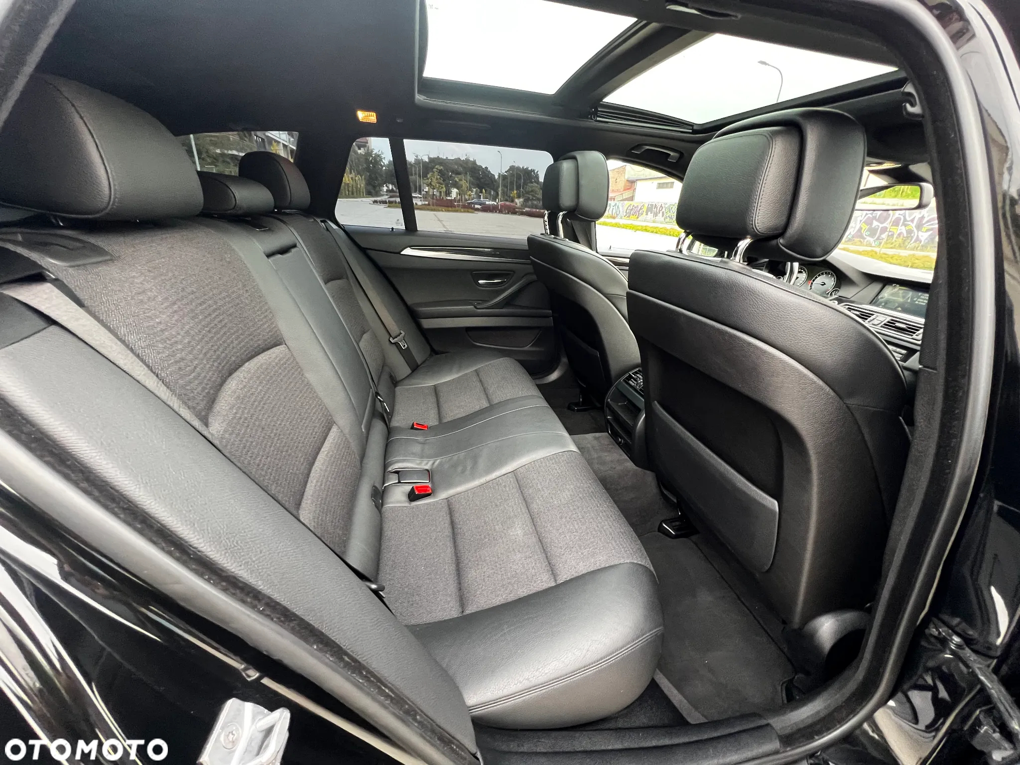 BMW Seria 5 528i Touring - 13