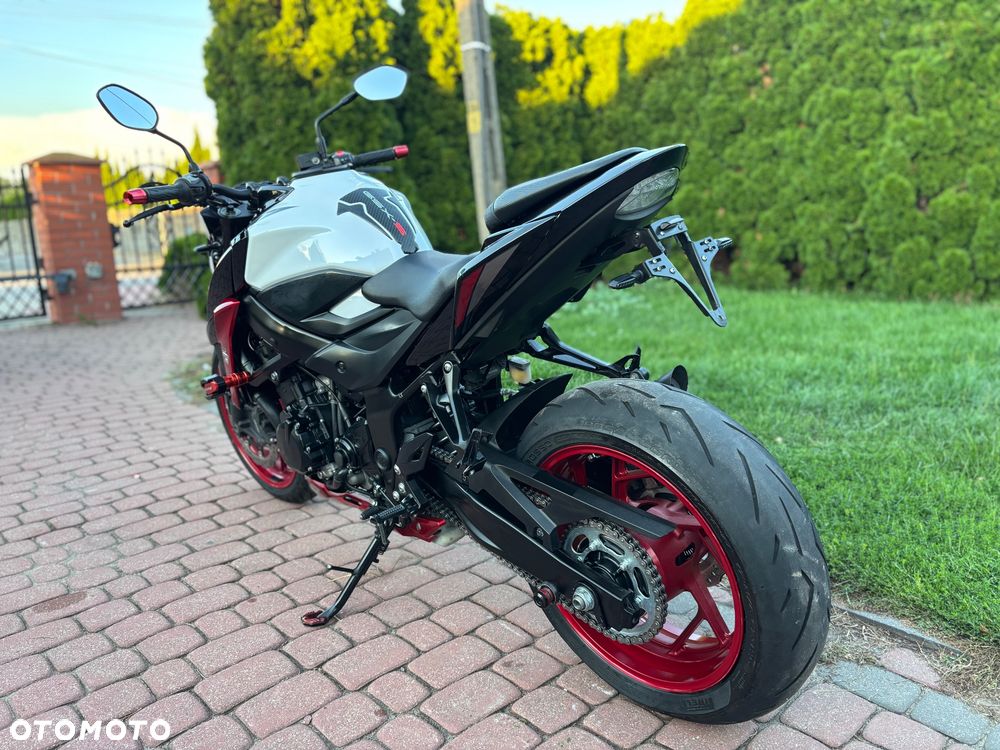 Suzuki GSX - 11