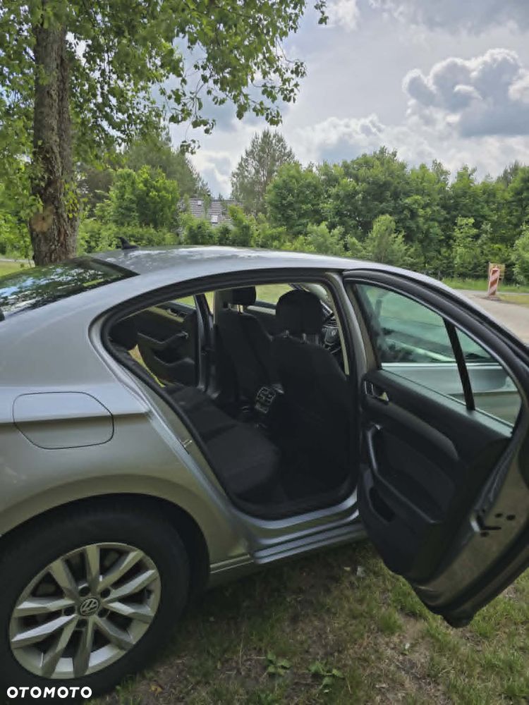 Volkswagen Passat 2.0 TDI SCR Comfortline - 12