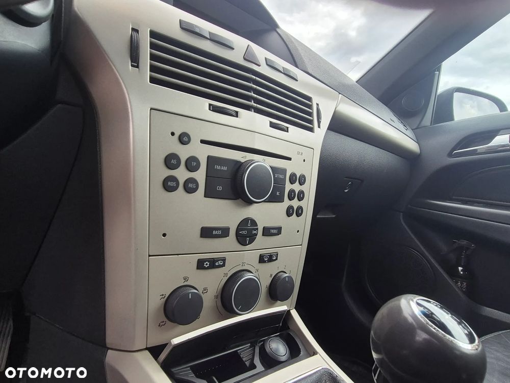 Opel Astra III GTC 1.9 CDTI Cosmo - 13