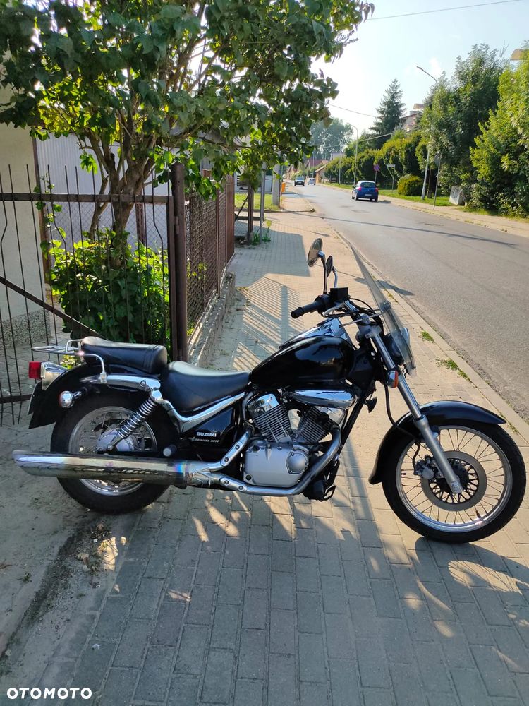 Suzuki Intruder - 1