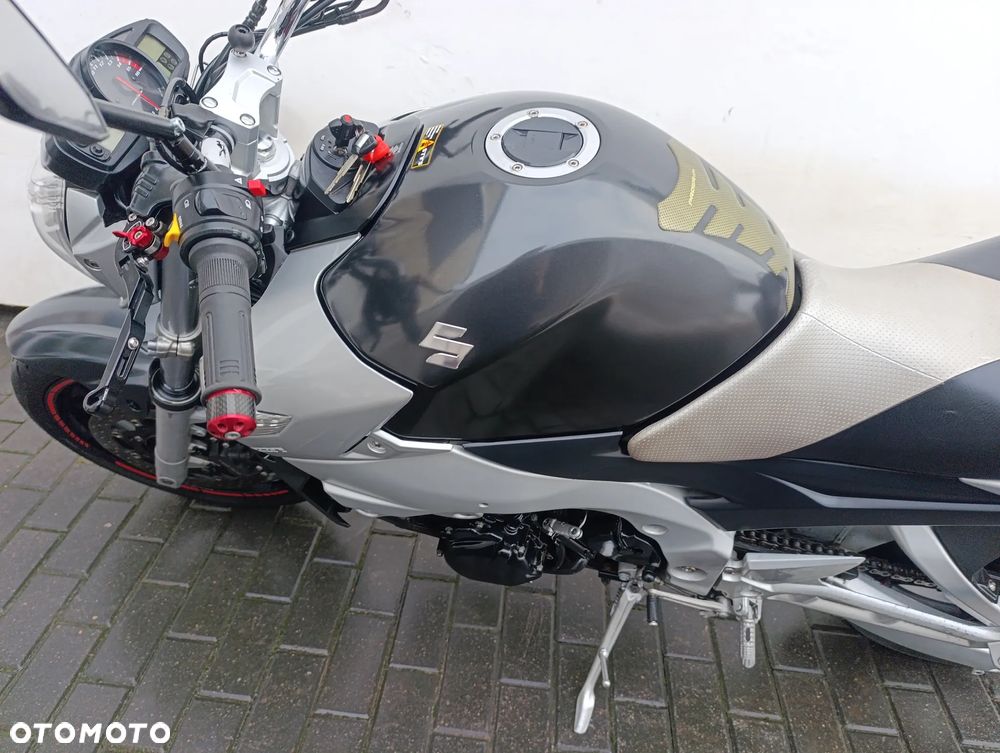Suzuki GSR - 12