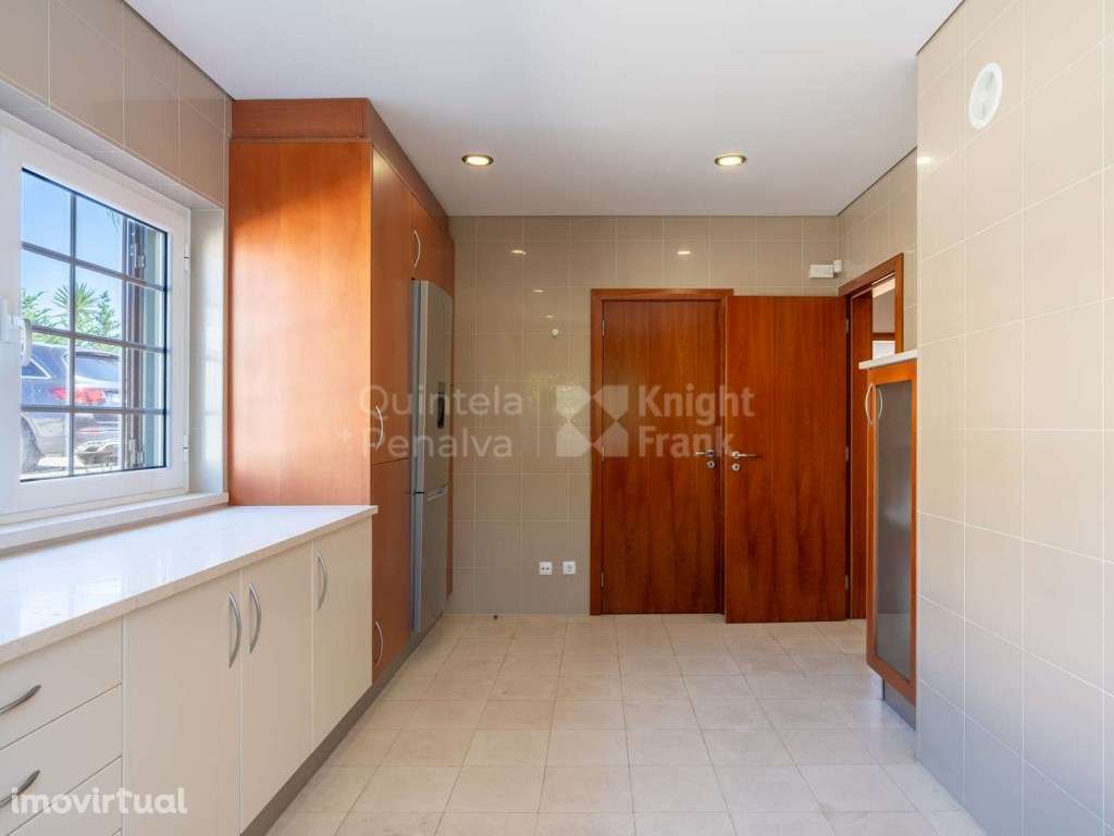 Moradia T4 com piscina e jardim para arrendar em Cascais - Grande imagem: 5/31