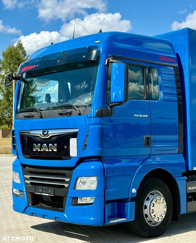 MAN TGX 26.420 / KONTENER / WINDA / 8.5 M DŁUGOŚCI / 21 EUROPALET / 6x2 / 3 OŚ PODNOSZONA I SKRĘTNA / ŁADOWNOŚĆ 14 415 KG / 2018 ROK / Z NIEMIEC - 8
