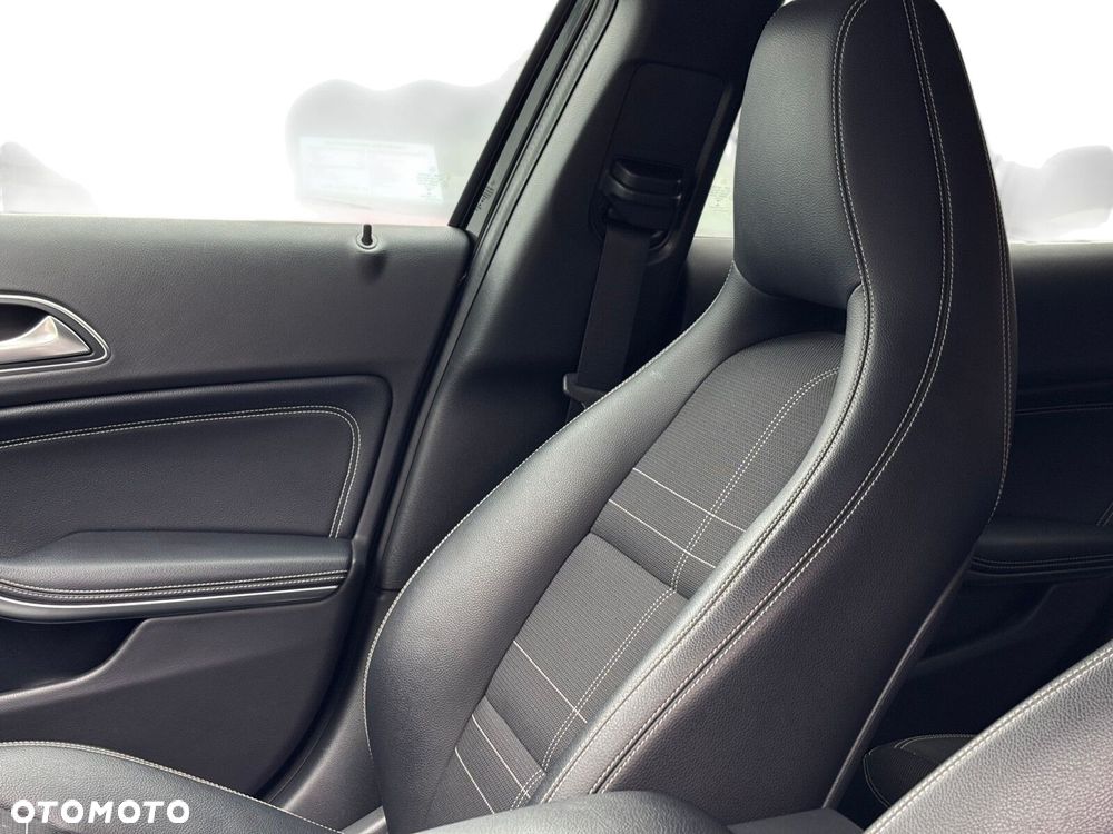 Mercedes-Benz GLA 200 7G-DCT Urban - 19