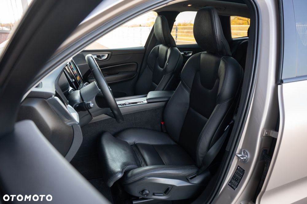 Volvo XC 60 D5 AWD R-Design - 24