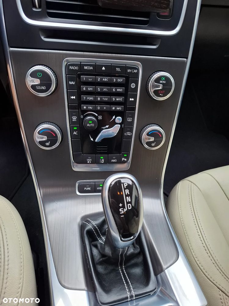 Volvo V60 D6 AWD Plug-in Hybrid Momentum - 13