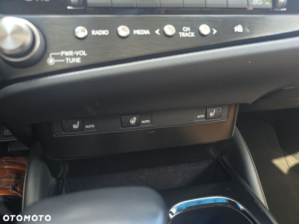Lexus ES 300h Business Edition - 17