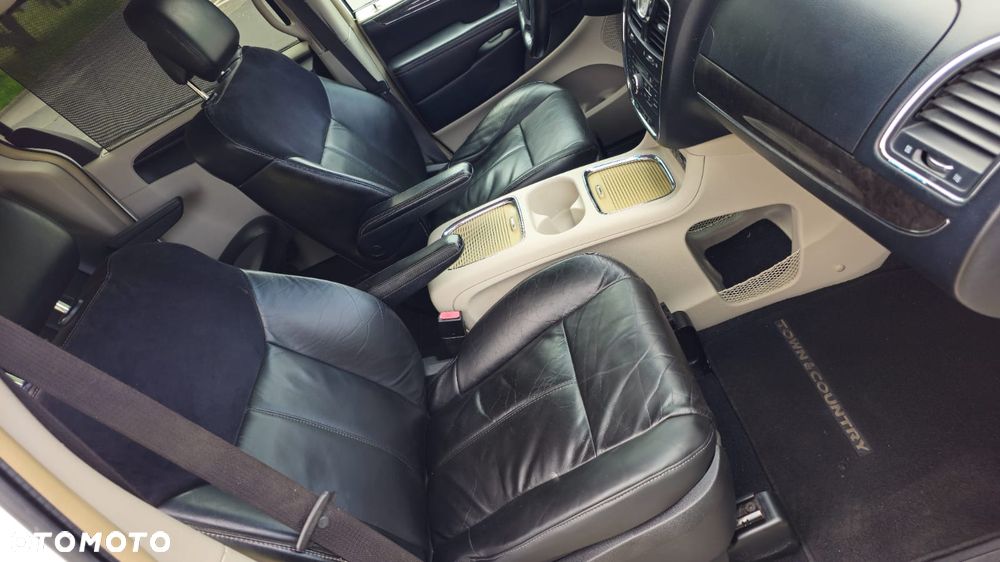 Chrysler Town & Country 3.6 Limited - 16