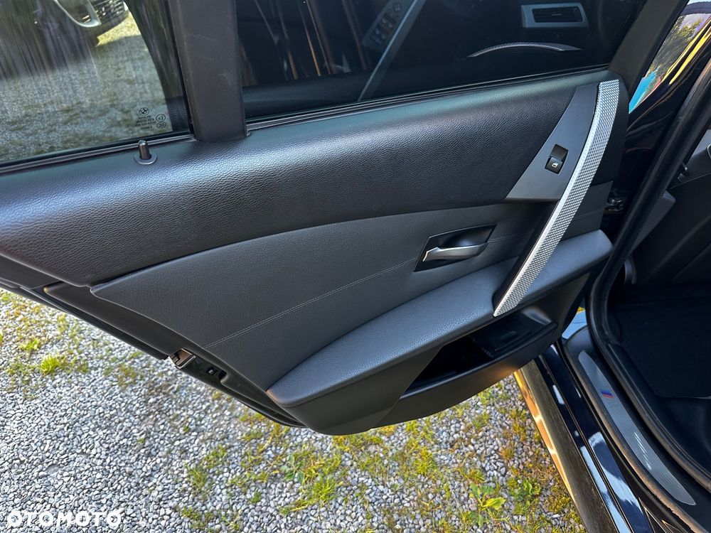 BMW Seria 5 525i - 24