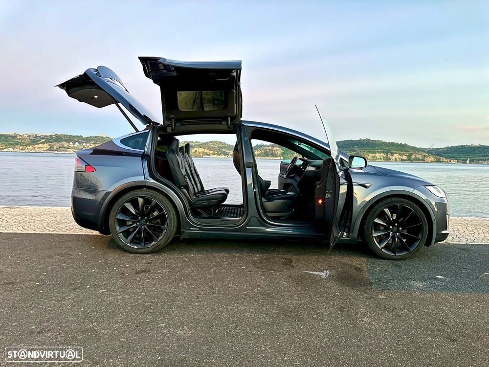 Tesla Model X - 14