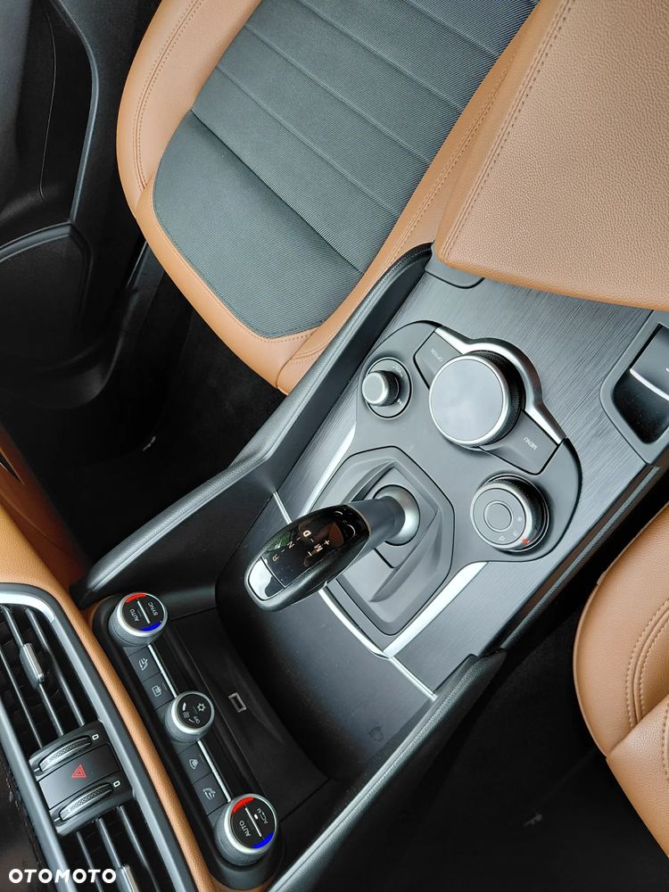 Alfa Romeo Giulia 2.2 AT8 Executive - 23