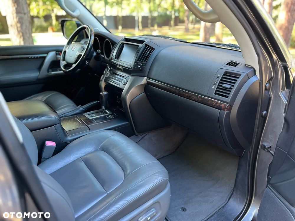 Toyota Land Cruiser - 26