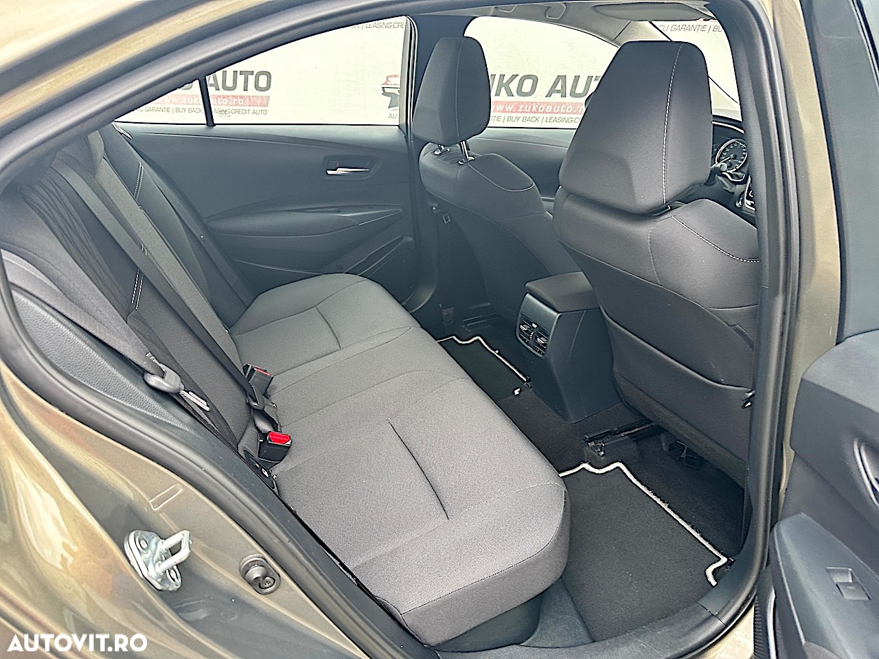 Toyota Corolla 1.8 HSD Business - 11