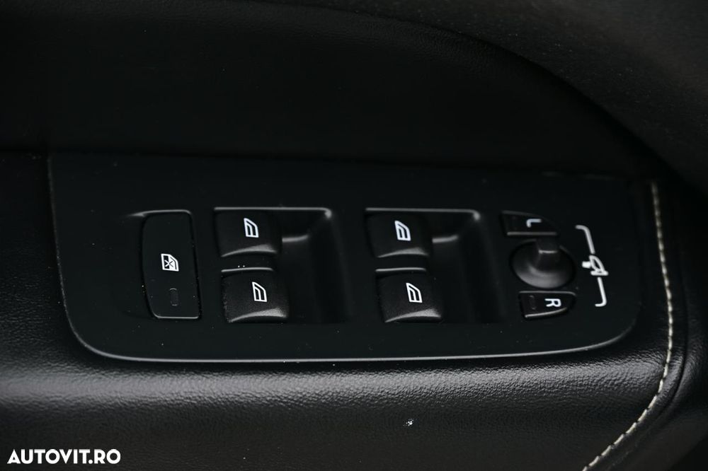 Volvo XC 60 D5 AWD Geartronic RDesign - 28