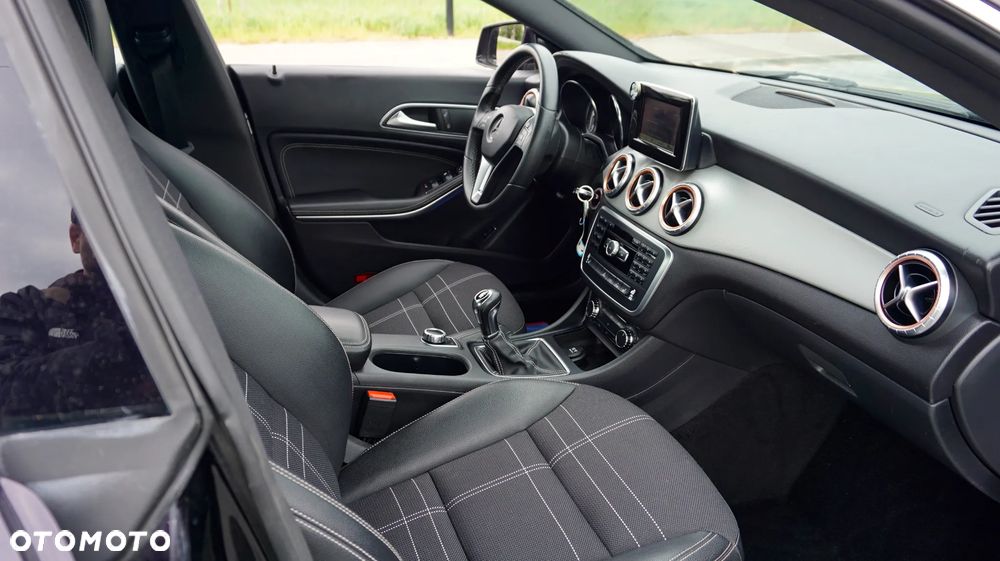 Mercedes-Benz CLA 180 AMG Line - 3