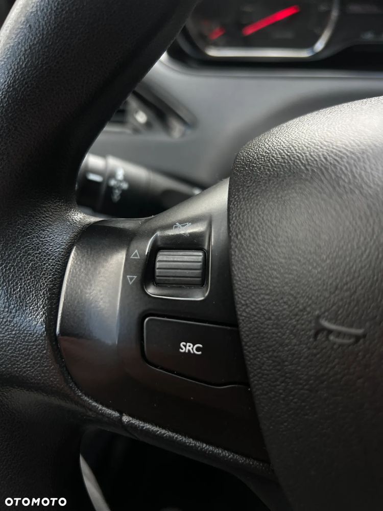 Peugeot 208 - 18